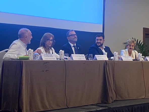 Mesa presidencial e institucionales durante las ponencias de la jornada en Marbella