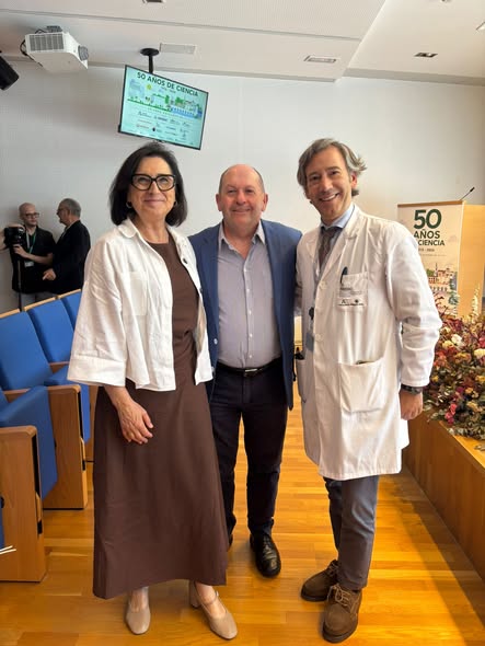 Miembros de la asociación junto a profesionales médicos del Hospital Reina Sofía